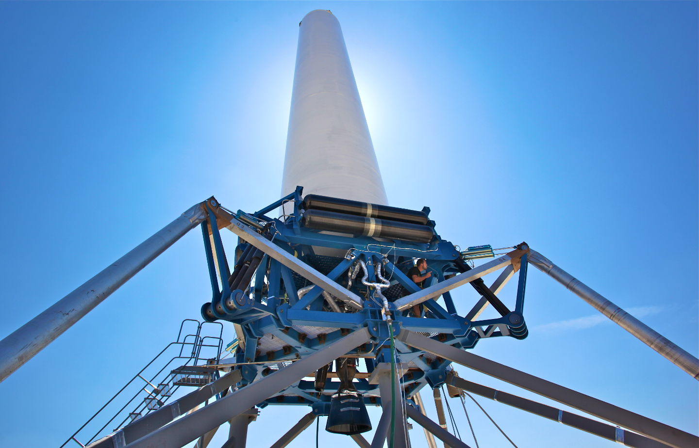 The Grasshopper testbed, in 2012. Note the mechanic standing next to the landing leg.